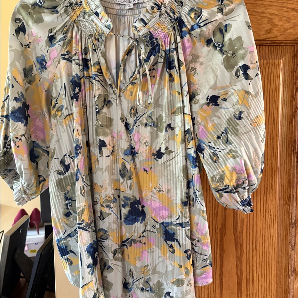 Floral Print Women's Top size small. Will fit med/large